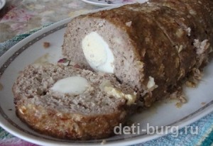 Мясной рулет с яйцом