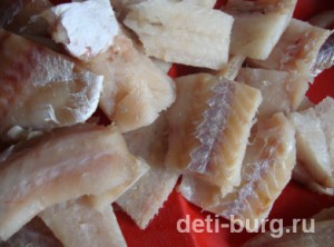 Делим рыбу на порционные кусочки