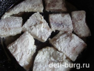 Солим, обваливаем в муке и жарим