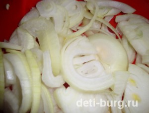 Лук нарезаем полукольцами