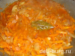 Лук и морковь обжариваем
