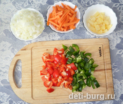 Нарезаем все овощи кубиками